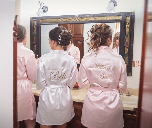 bata personalizada, bata con encaje bordado, batas de novia